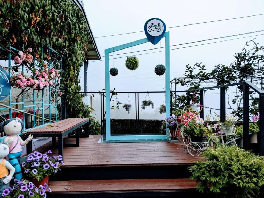 【嘉義瑞里美食】青葉山莊:賞紫藤花,品嚐「零踩雷」桌菜與山林咖啡! 戶外裝飾