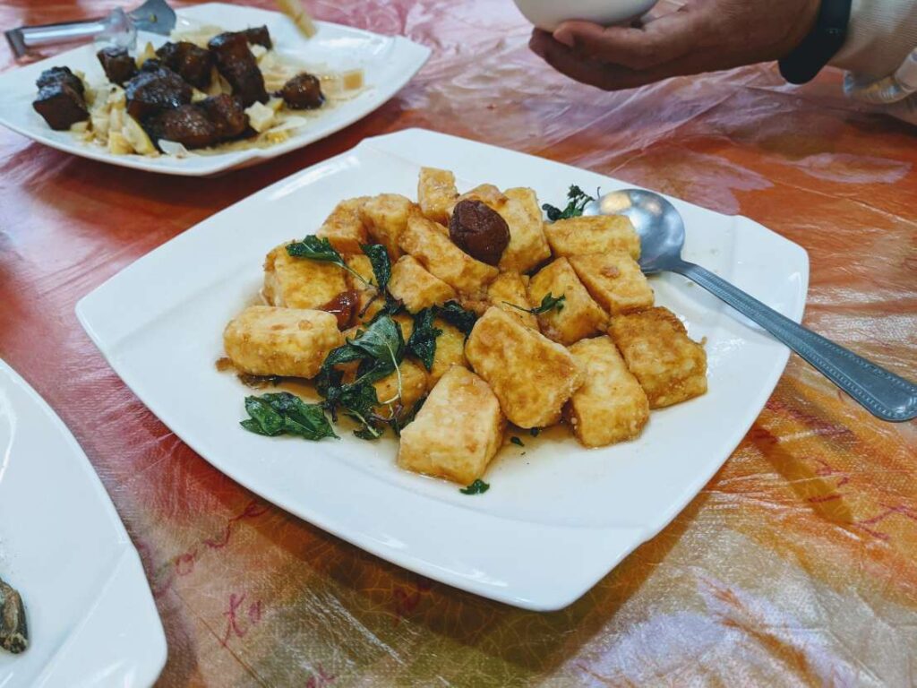 【嘉義瑞里美食】青葉山莊:賞紫藤花,品嚐「零踩雷」桌菜與山林咖啡! 梅醬蛋豆腐