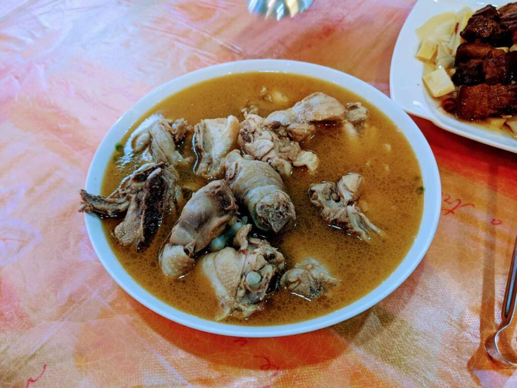 【嘉義瑞里美食】青葉山莊:賞紫藤花,品嚐「零踩雷」桌菜與山林咖啡! 麻油雞