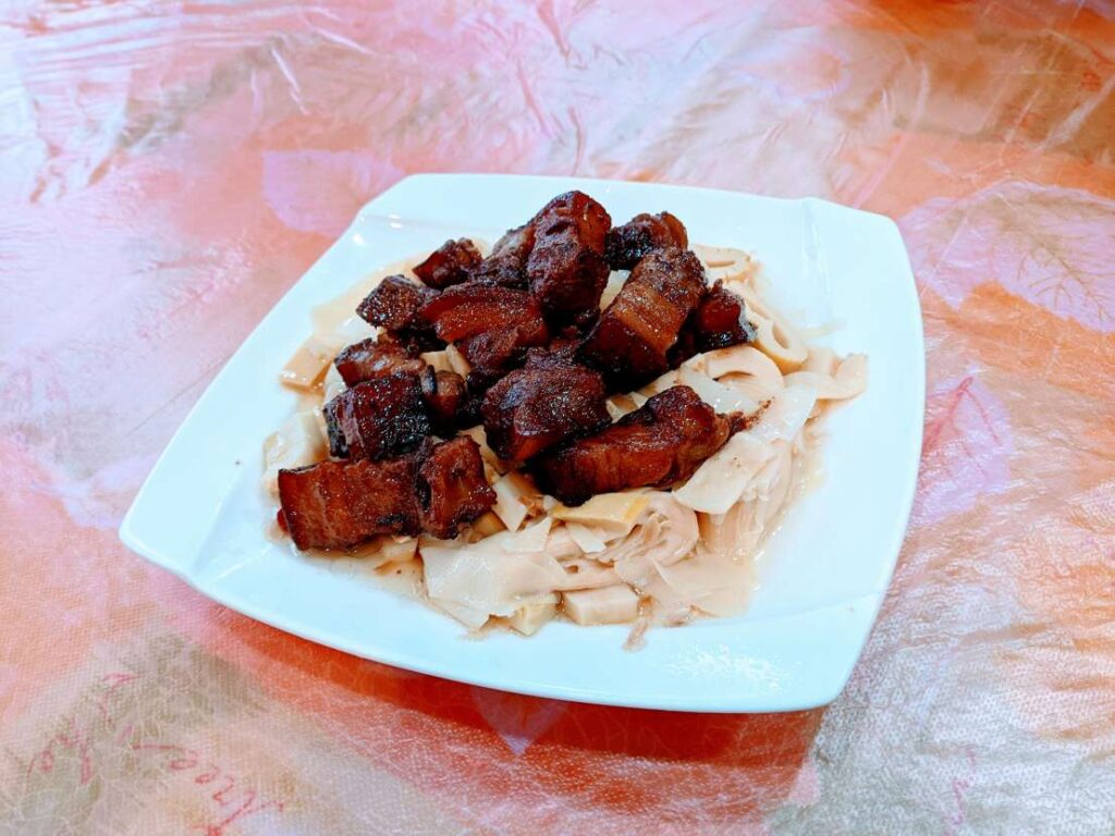 【嘉義瑞里美食】青葉山莊:賞紫藤花,品嚐「零踩雷」桌菜與山林咖啡! 梅干扣肉