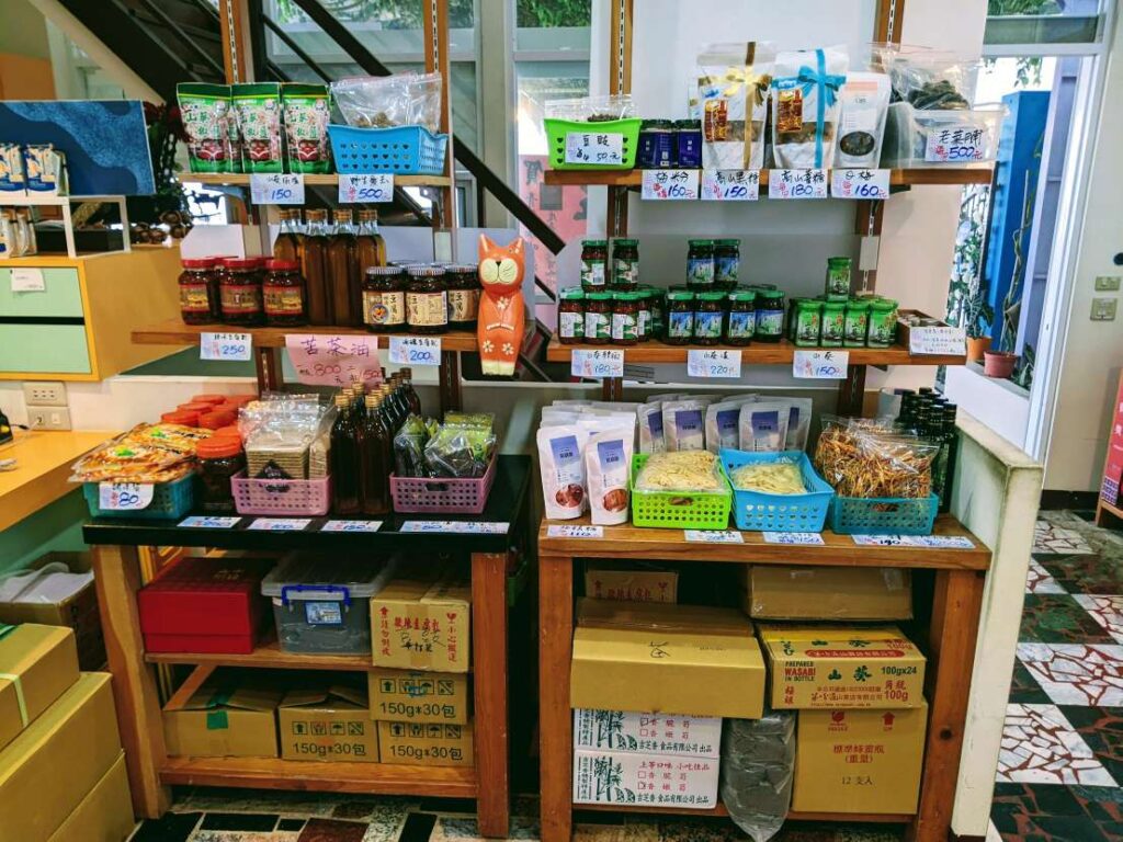 【嘉義瑞里美食】青葉山莊:賞紫藤花,品嚐「零踩雷」桌菜與山林咖啡! 店內販售商品