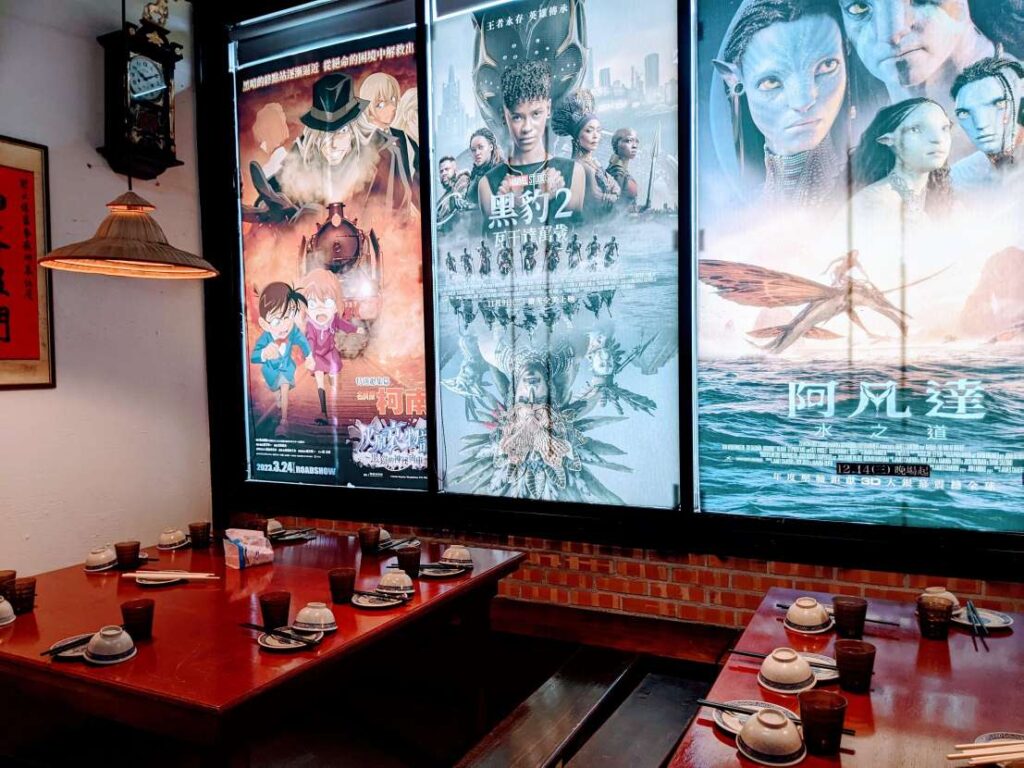 【宜蘭懷舊餐廳】碧云懷舊餐廳:一秒穿越 60 年代復古夜市!必玩 10 元彈珠台 餐桌旁的牆壁是目前最新上映的電影海報