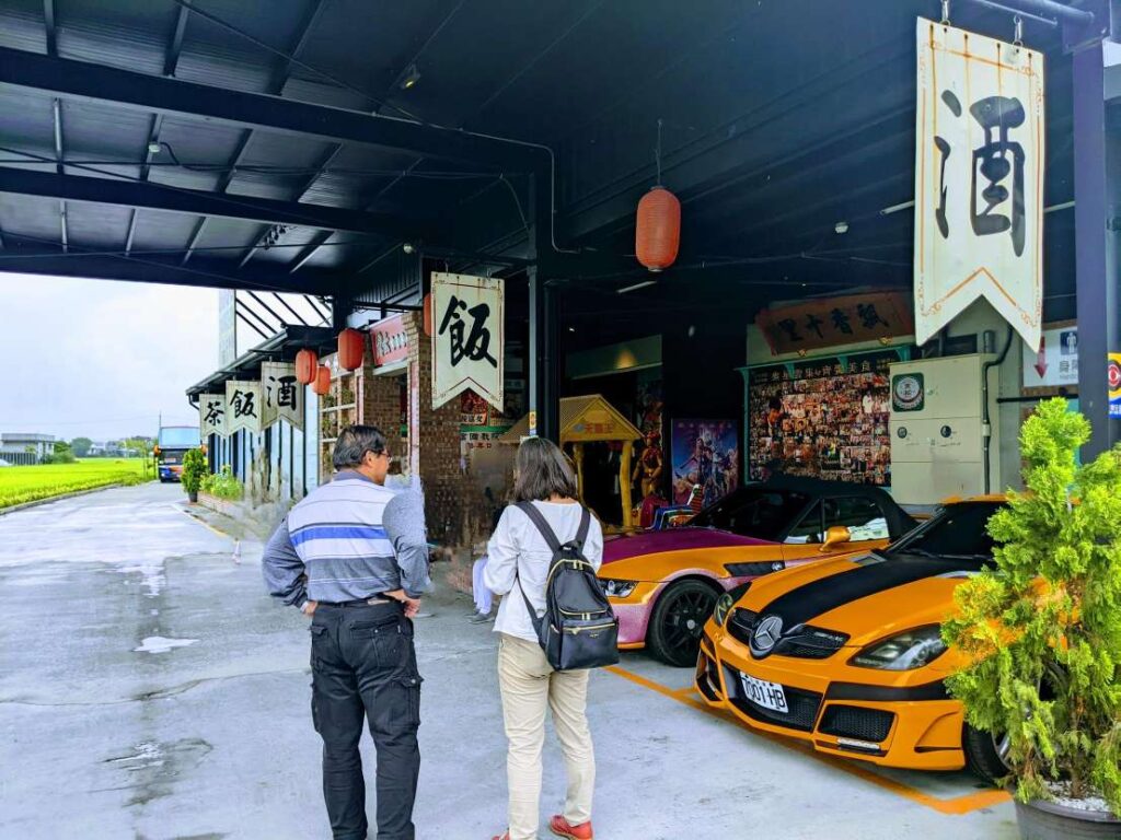 【宜蘭懷舊餐廳】碧云懷舊餐廳:一秒穿越 60 年代復古夜市!必玩 10 元彈珠台 廣闊的門面、廣闊的停車場