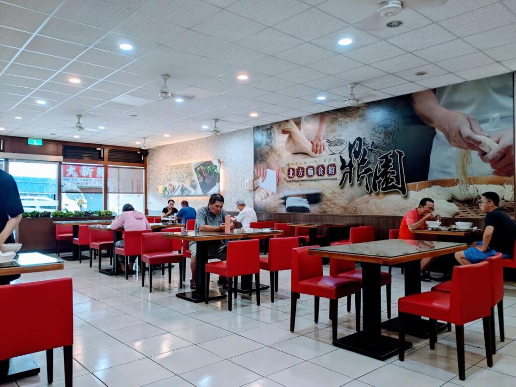 【嘉義中埔美食】鼎園北方麵食館:必點「恰恰蘿蔔糕」,連牛肉湯麵都排第二! 空曠的用餐空間