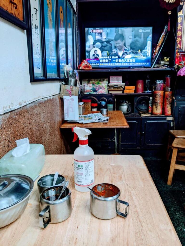 【嘉義西區美食】無名麵攤:隱藏版「麻醬麵」的煙火式濃郁香氣!必加自製酸菜 樸實無華的家庭麵店