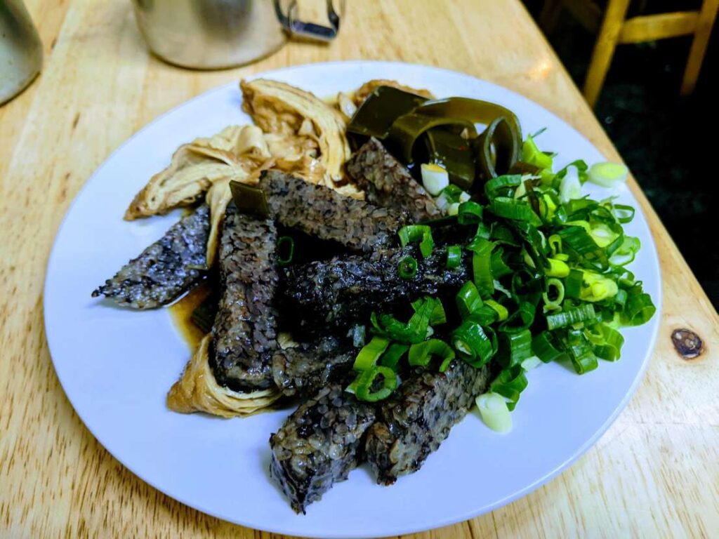 【嘉義西區美食】無名麵攤:隱藏版「麻醬麵」的煙火式濃郁香氣!必加自製酸菜 表現不一的滷味