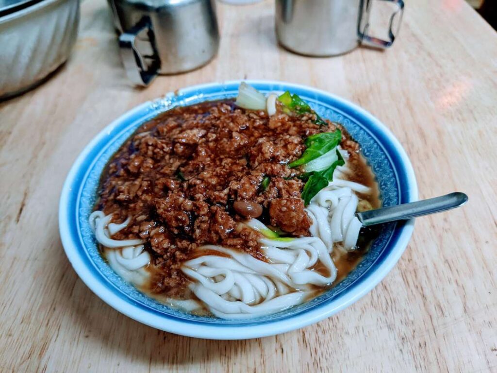 【嘉義西區美食】無名麵攤:隱藏版「麻醬麵」的煙火式濃郁香氣!必加自製酸菜 讓人腦袋放煙火的麻醬麵