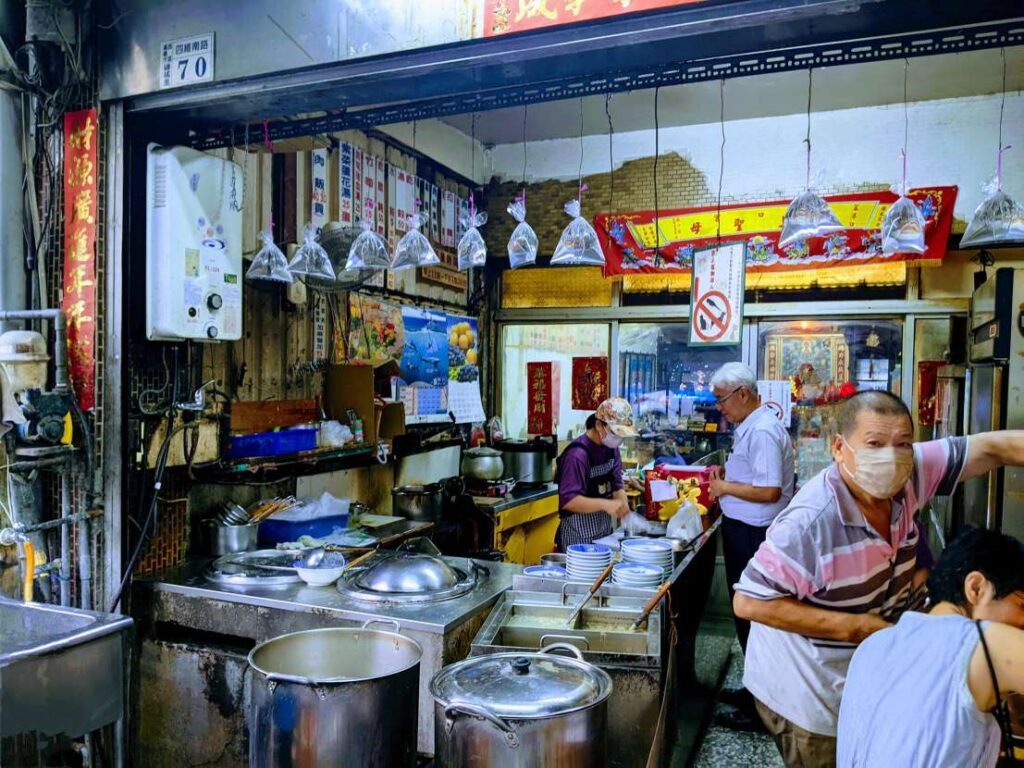 【嘉義西區美食】無名麵攤:隱藏版「麻醬麵」的煙火式濃郁香氣!必加自製酸菜 麵店入口