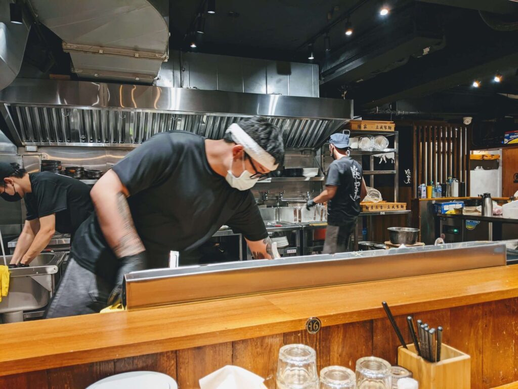 吧檯座位可以清楚的看到認真工作的師傅