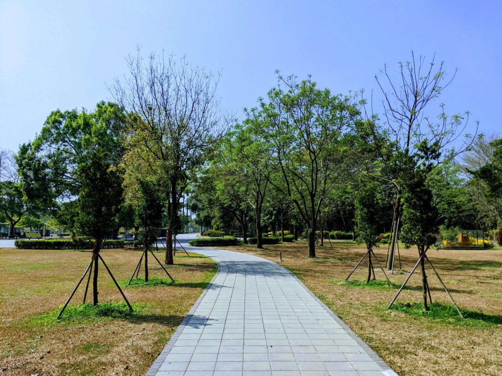 先經過一段平原，就快到生態池啦