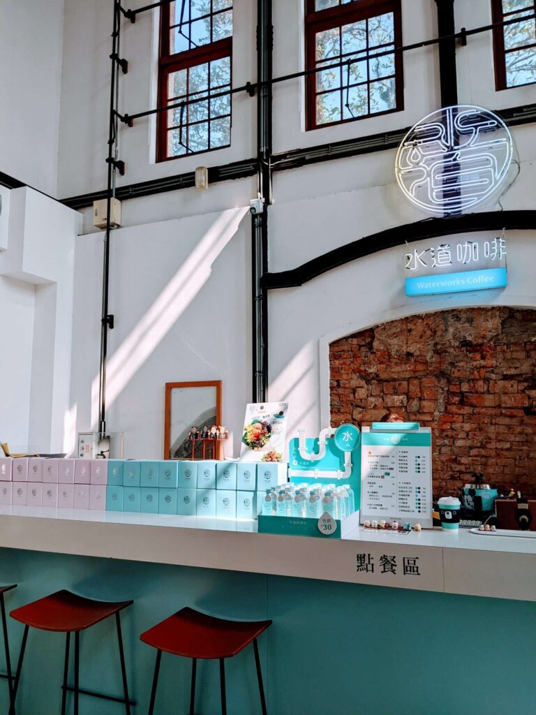 水藍色色調的水道咖啡廳