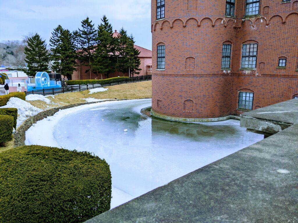 城堡外結冰的護城河