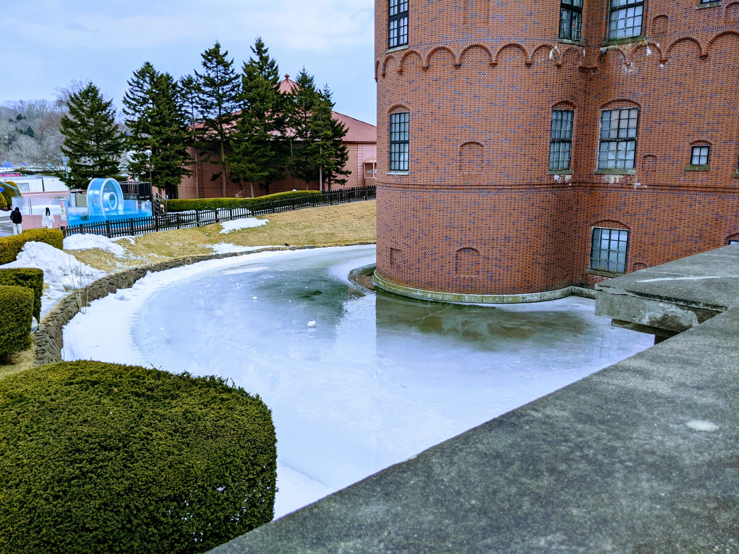 城堡外結冰的護城河