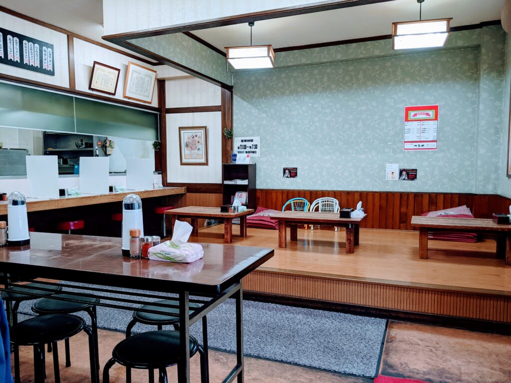 つるや店內乾淨的用餐環境