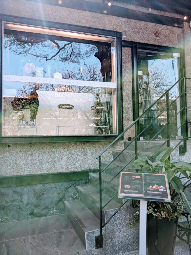 進店前先爬樓梯