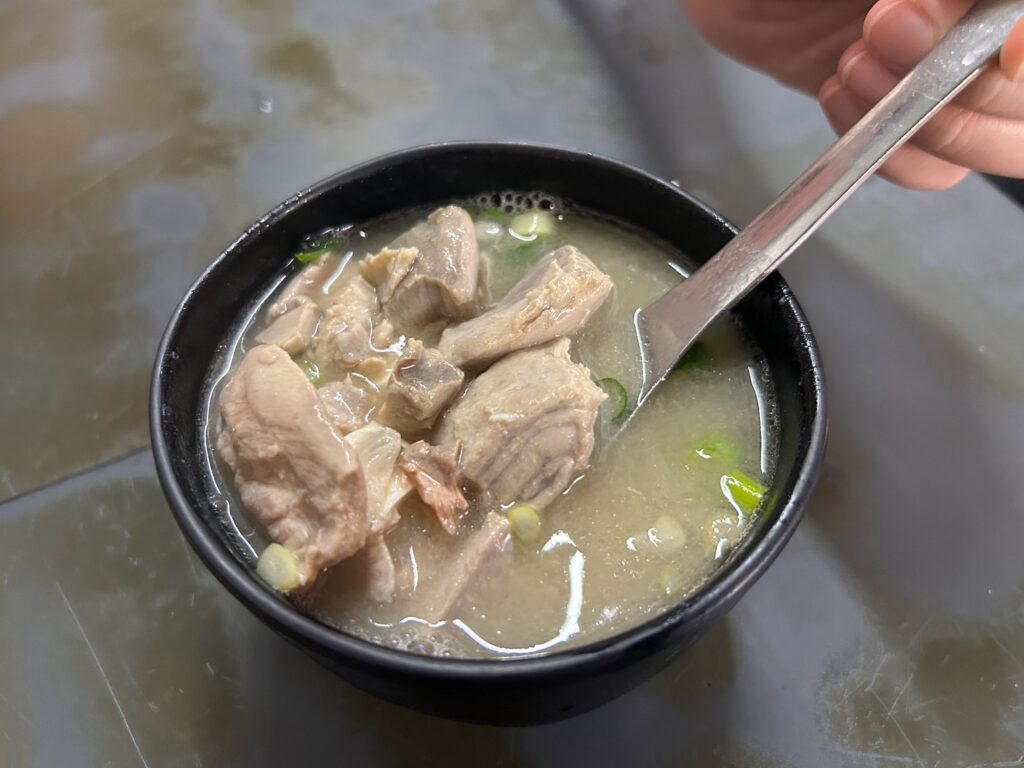 【屏東東港美食】曾鮮黑鮪魚專賣店:華僑市場排隊王!初訪爆油花「限制級」、二訪「初級」清甜回訪紀錄 曾鮮黑鮪魚專賣店的鮮魚味噌湯