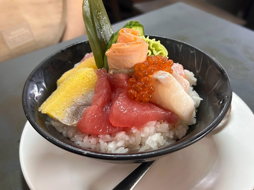 【屏東東港美食】曾鮮黑鮪魚專賣店:華僑市場排隊王!初訪爆油花「限制級」、二訪「初級」清甜回訪紀錄 曾鮮黑鮪魚專賣店的綜合丼飯