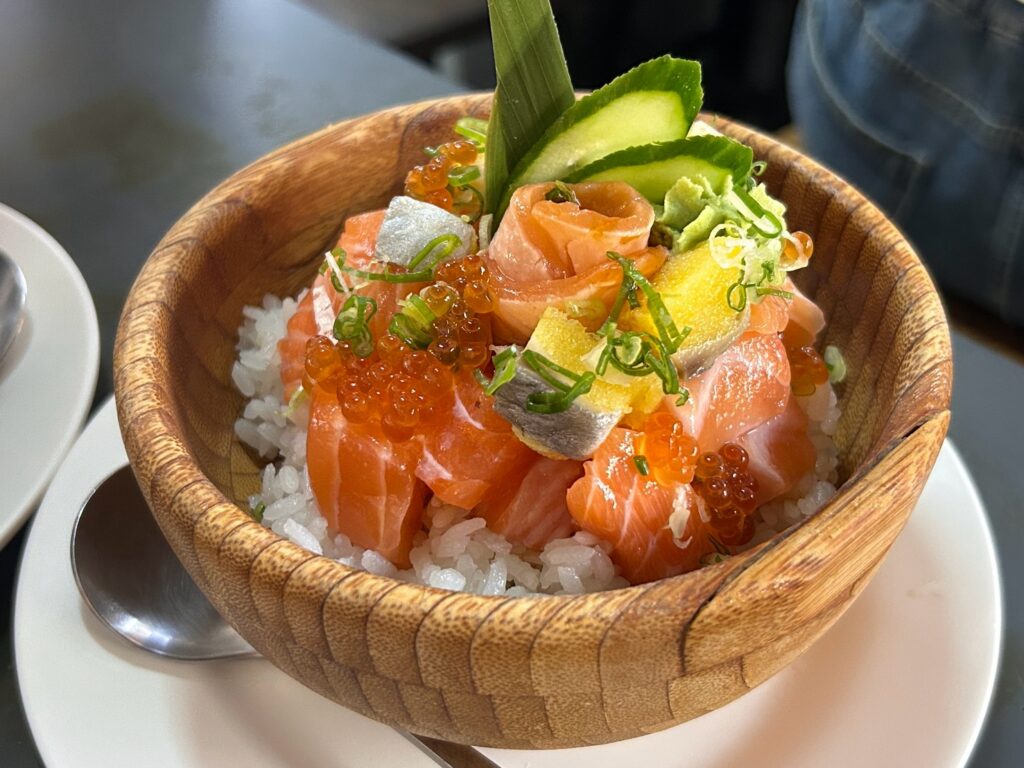 【屏東東港美食】曾鮮黑鮪魚專賣店:華僑市場排隊王!初訪爆油花「限制級」、二訪「初級」清甜回訪紀錄 曾鮮黑鮪魚專賣店的鮭魚+鮭魚卵丼飯