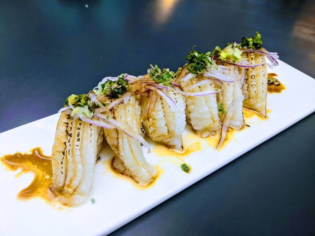 曾鮮生魚片的炙燒比目魚鰭邊肉壽司