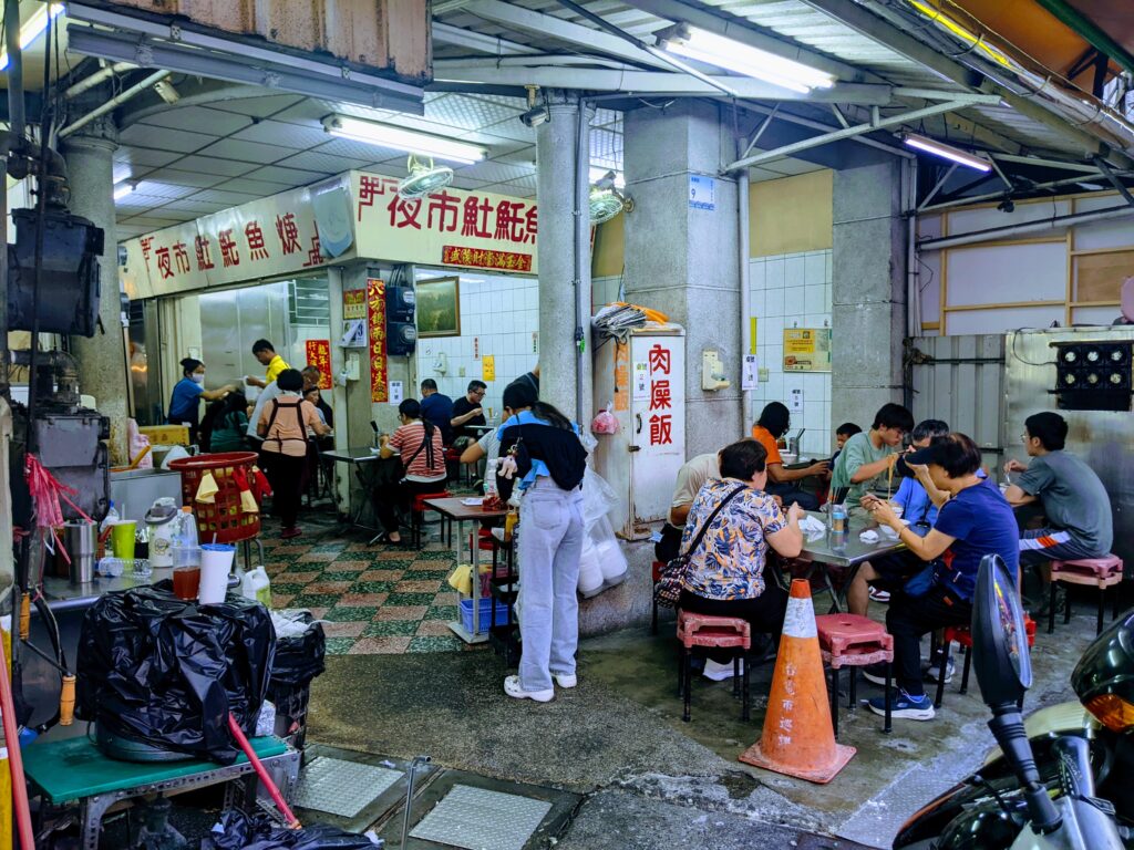 民族夜市𩵚魠魚焿用餐區