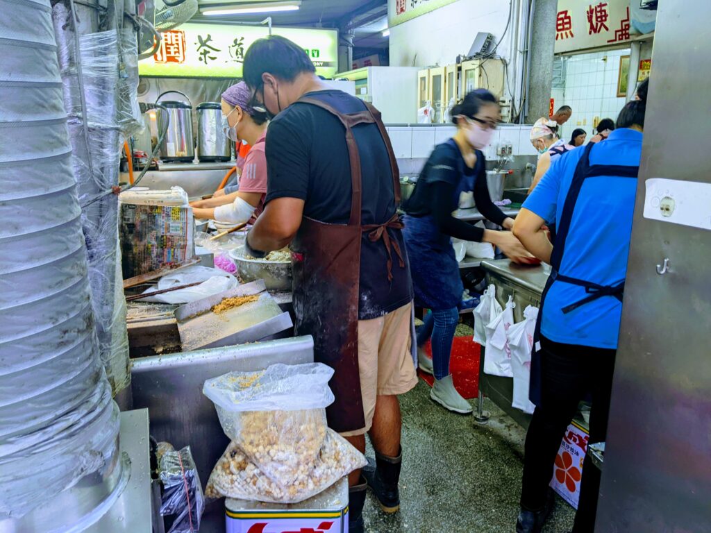 民族夜市𩵚魠魚焿完全沒停手的炸魚師傅