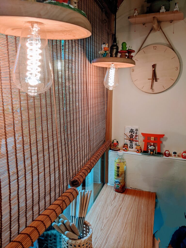 哞屋的內用區，兩個面向店門口