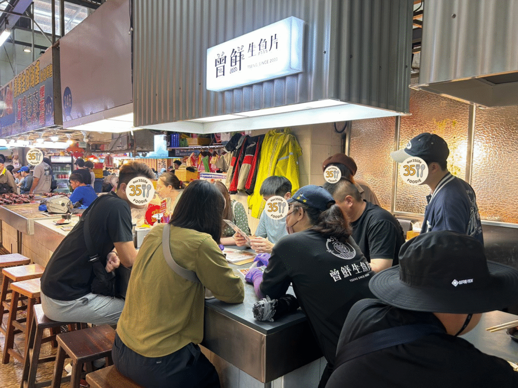 【屏東東港美食】曾鮮黑鮪魚專賣店:華僑市場排隊王!初訪爆油花「限制級」、二訪「初級」清甜回訪紀錄 曾鮮黑鮪魚專賣店的店員點餐中