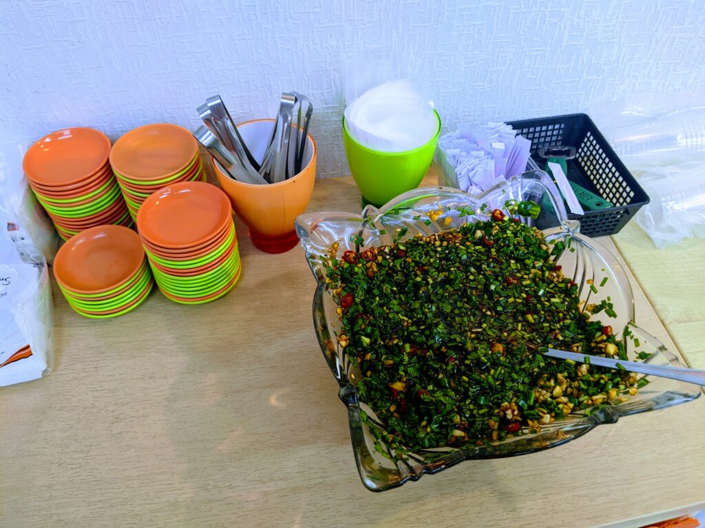 【苗栗南庄美食】東棧水餃館:南庄最難排到的神級水餃!皮Q不破的魔法與超豪邁蛋量湯品 東棧水餃館有滿滿韭菜的水餃醬汁