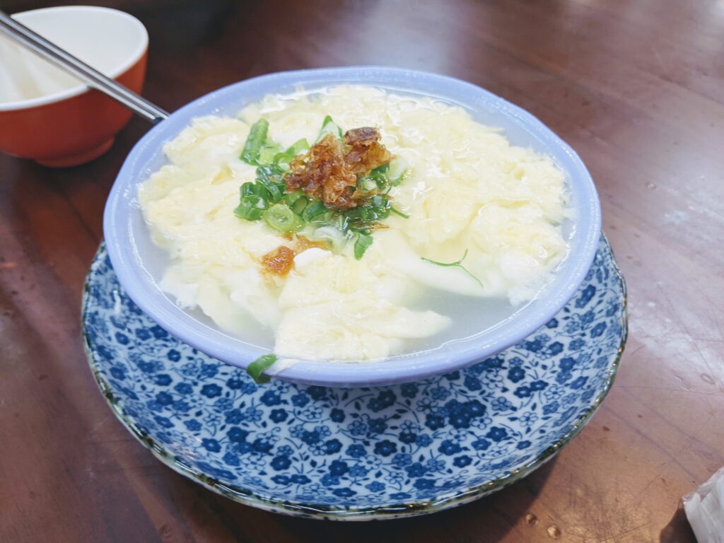 【苗栗南庄美食】東棧水餃館:南庄最難排到的神級水餃!皮Q不破的魔法與超豪邁蛋量湯品 東棧水餃館的蛋花湯