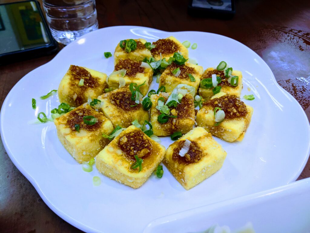 【苗栗南庄美食】東棧水餃館:南庄最難排到的神級水餃!皮Q不破的魔法與超豪邁蛋量湯品 東棧水餃館的招牌豆腐