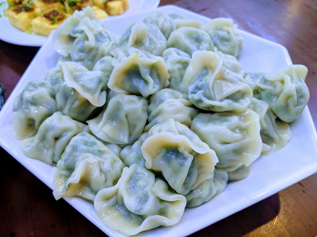 【苗栗南庄美食】東棧水餃館:南庄最難排到的神級水餃!皮Q不破的魔法與超豪邁蛋量湯品 東棧水餃館的招牌水餃