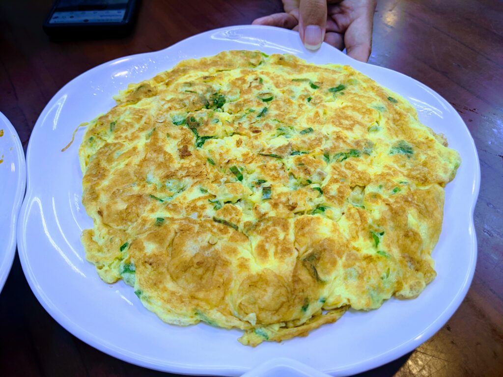 【苗栗南庄美食】東棧水餃館:南庄最難排到的神級水餃!皮Q不破的魔法與超豪邁蛋量湯品 東棧水餃館的蔥蛋