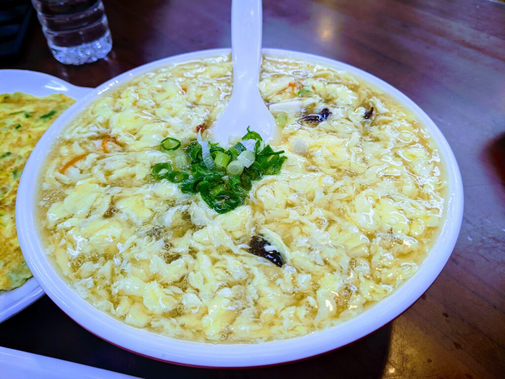 【苗栗南庄美食】東棧水餃館:南庄最難排到的神級水餃!皮Q不破的魔法與超豪邁蛋量湯品 東棧水餃館的酸辣湯