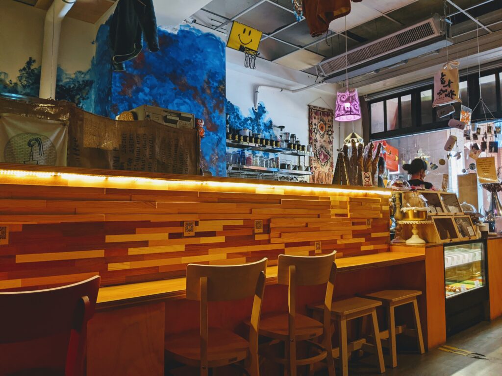 【新竹北區美食】吉十咖啡:連不愛肉桂的人都淪陷!這家店的「性格」比咖啡還濃郁 吉十咖啡的室內裝潢