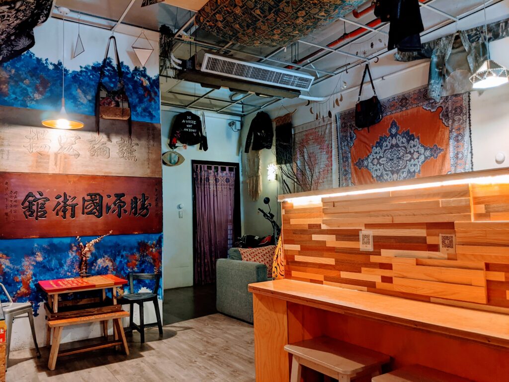 【新竹北區美食】吉十咖啡:連不愛肉桂的人都淪陷!這家店的「性格」比咖啡還濃郁 吉十咖啡的室內裝潢-2