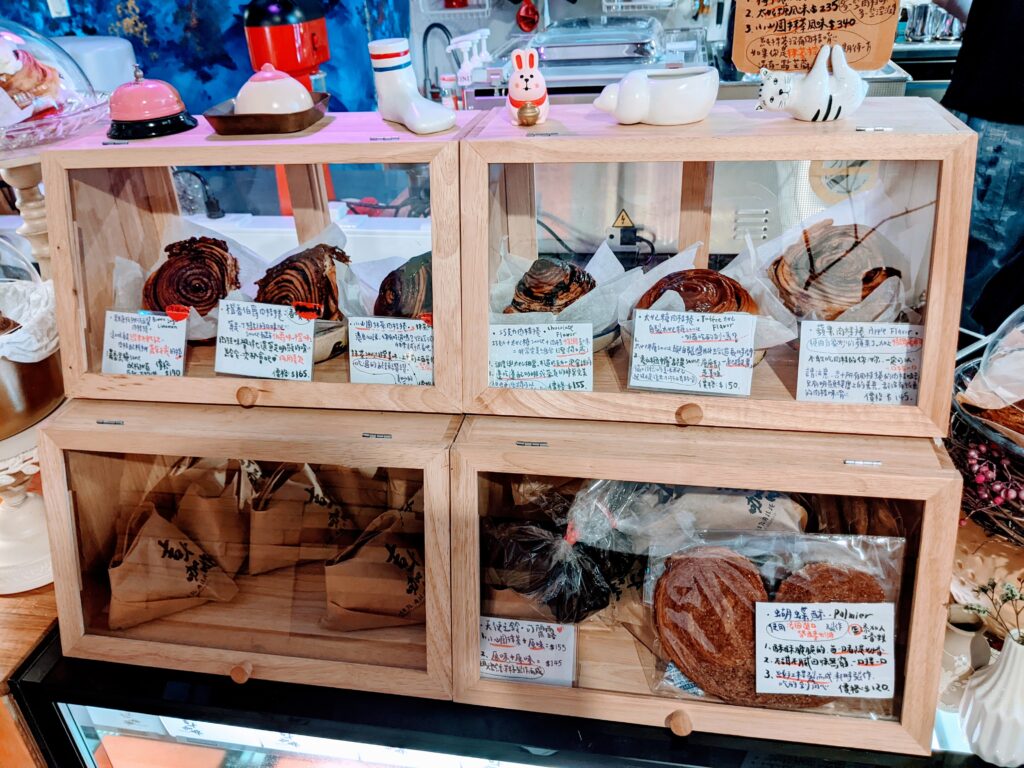 【新竹北區美食】吉十咖啡:連不愛肉桂的人都淪陷!這家店的「性格」比咖啡還濃郁 吉十咖啡的肉桂捲介紹