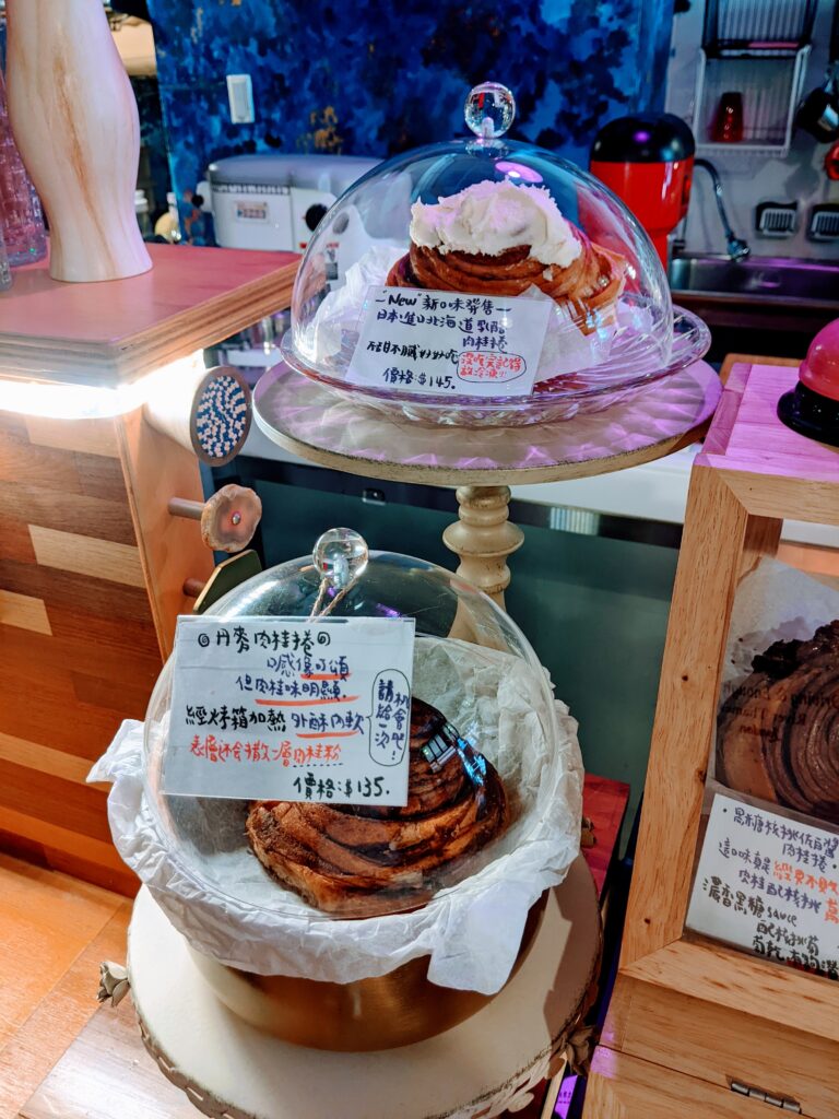 【新竹北區美食】吉十咖啡:連不愛肉桂的人都淪陷!這家店的「性格」比咖啡還濃郁 吉十咖啡的肉桂捲架