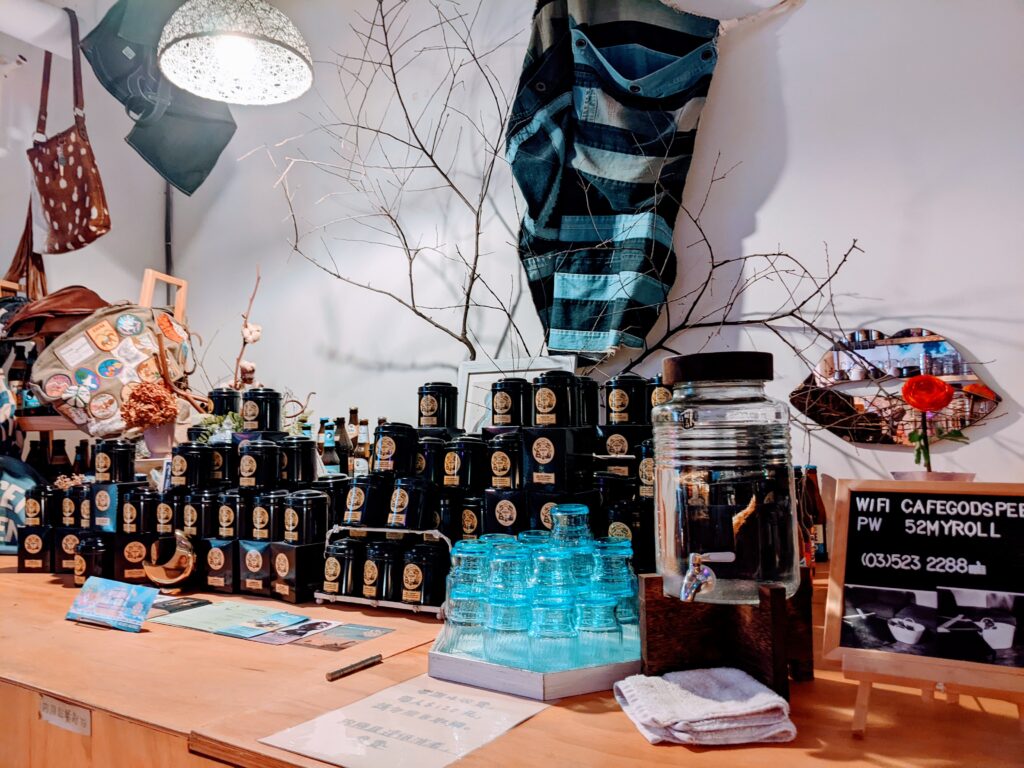 【新竹北區美食】吉十咖啡:連不愛肉桂的人都淪陷!這家店的「性格」比咖啡還濃郁 吉十咖啡店內滿滿的Mariage Frères