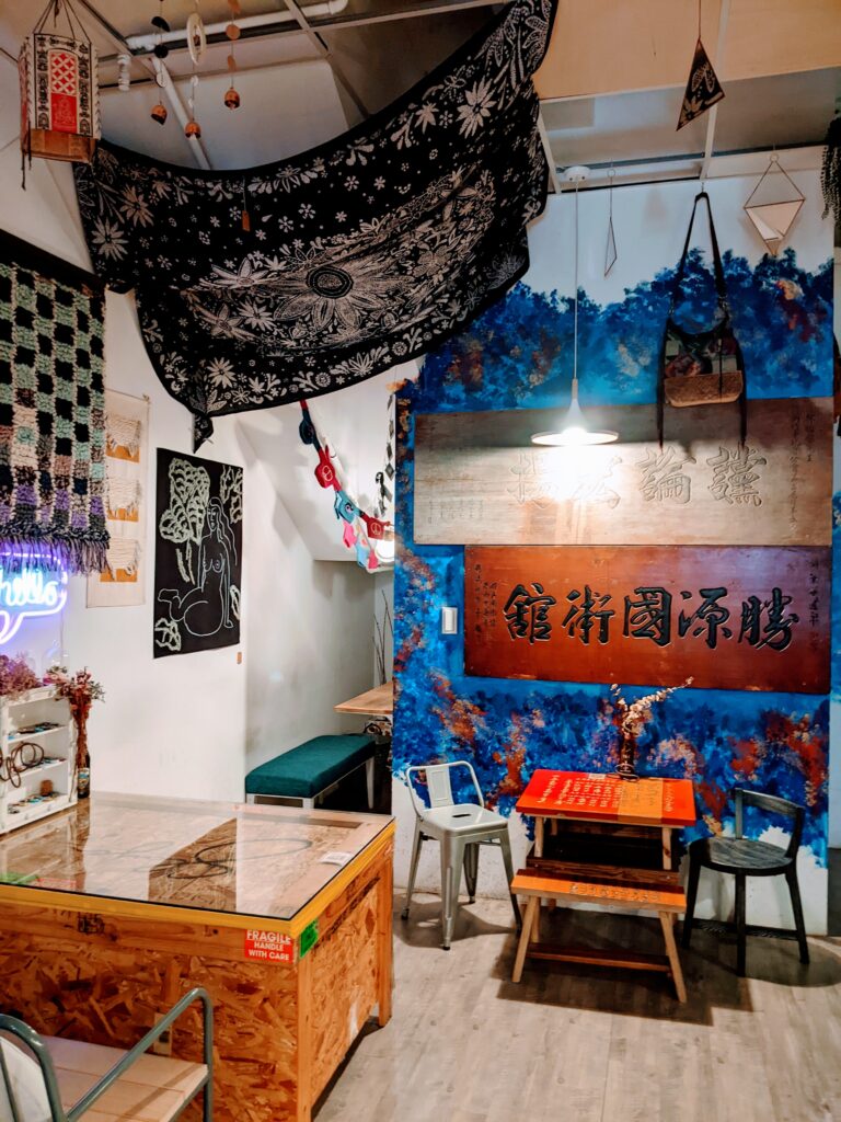 【新竹北區美食】吉十咖啡:連不愛肉桂的人都淪陷!這家店的「性格」比咖啡還濃郁 吉十咖啡的室內裝潢-3