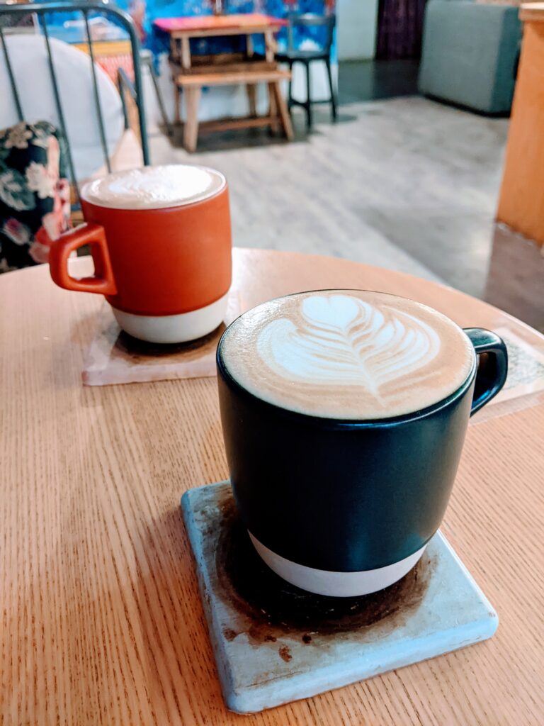 【新竹北區美食】吉十咖啡:連不愛肉桂的人都淪陷!這家店的「性格」比咖啡還濃郁 吉十咖啡的薰衣草拿鐵