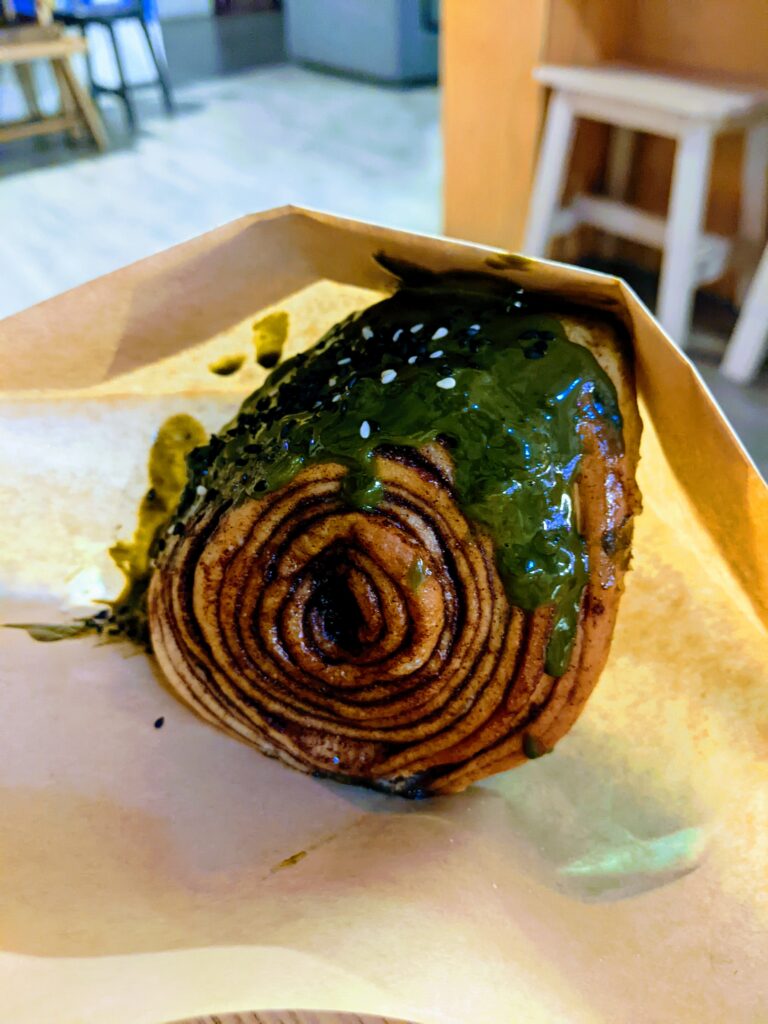 【新竹北區美食】吉十咖啡:連不愛肉桂的人都淪陷!這家店的「性格」比咖啡還濃郁 吉十咖啡的小山圓抹茶肉桂捲