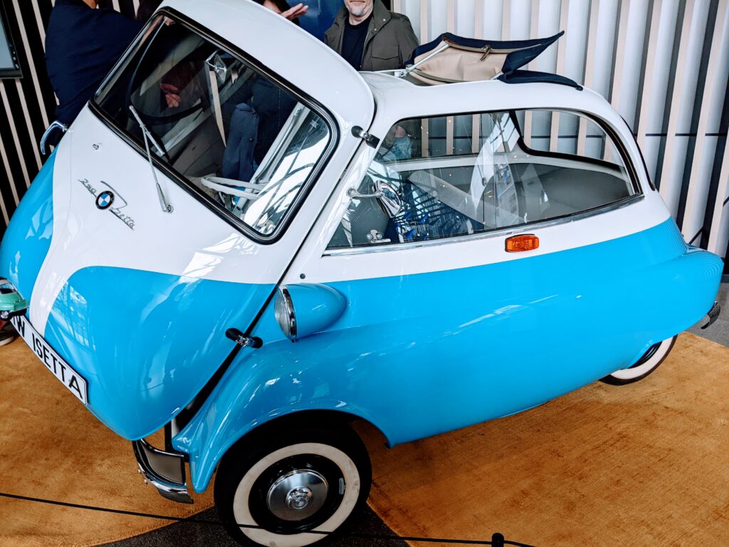 BMW Welt的BMW Isetta泡泡車(開門後)