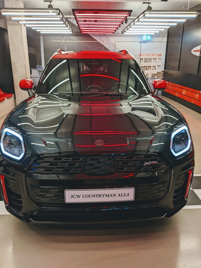 BMW Welt黑紅配色的JCW Countryman ALL4