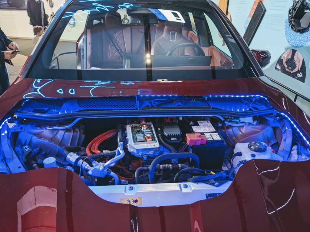 BMW Welt的汽車剖面(前蓋)