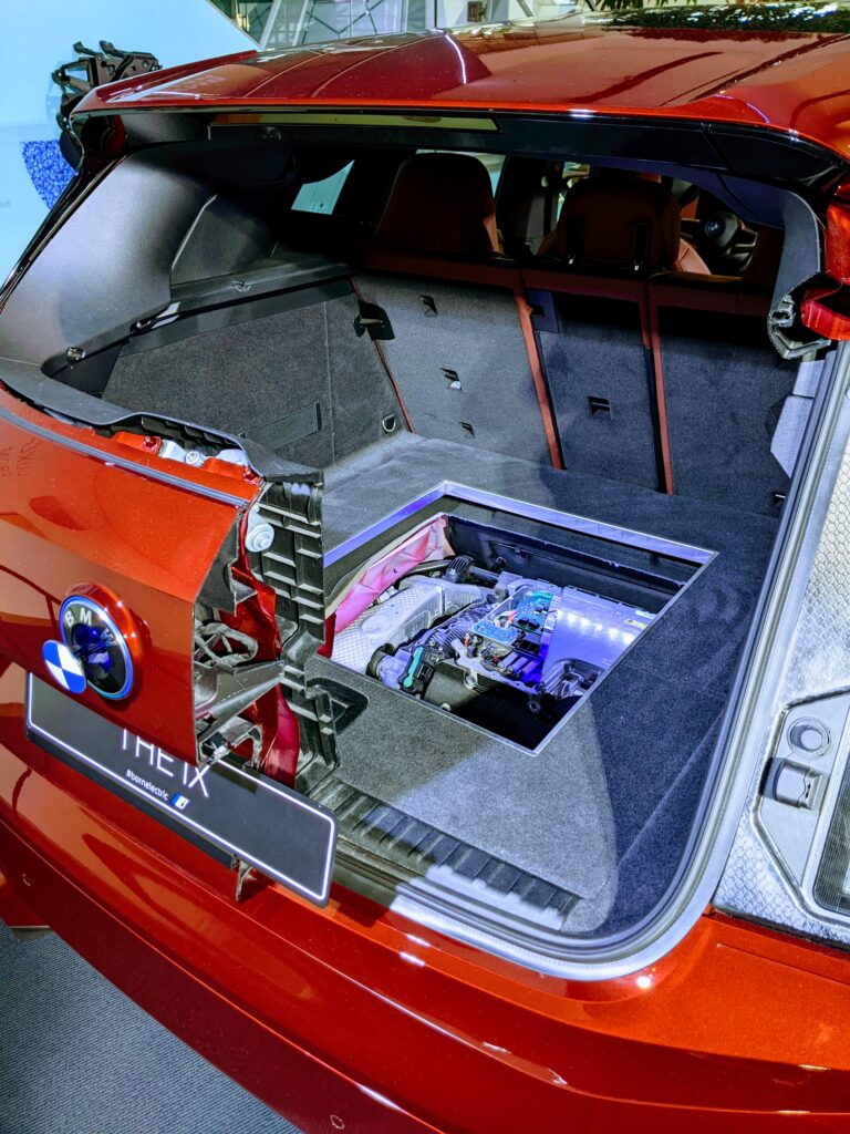 BMW Welt的汽車剖面(後車廂)