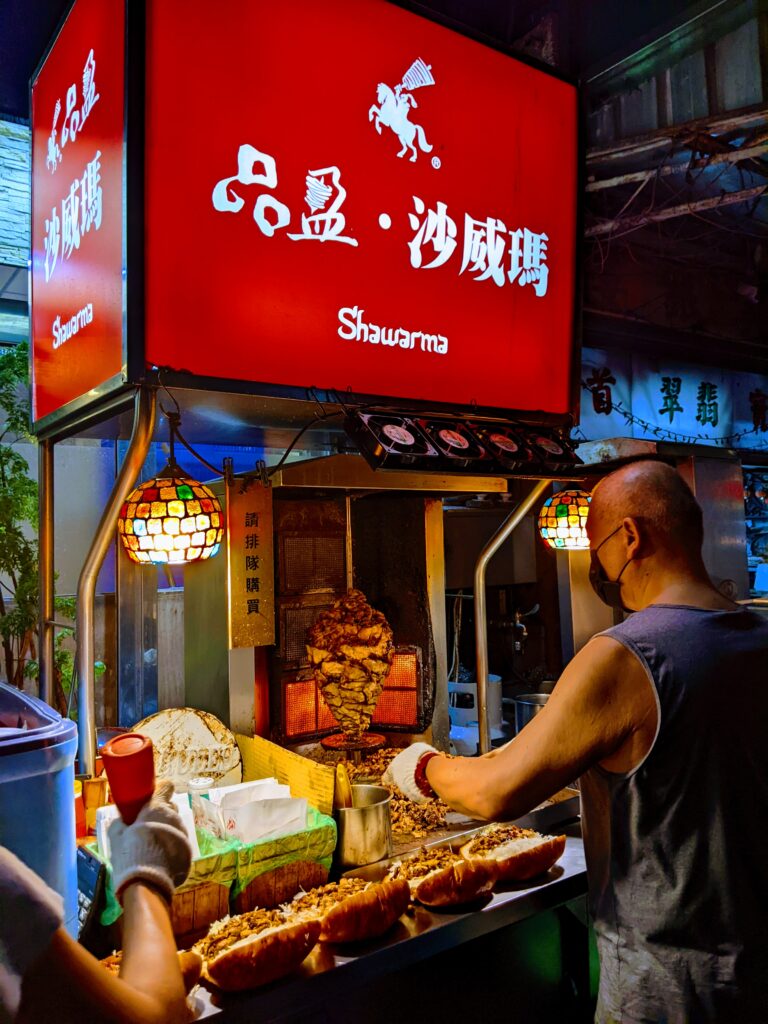 【嘉義東區美食】品盈沙威瑪:文化路夜市的排隊傳奇,看老闆如何用「耐性」打造外脆內嫩的驚喜 品盈沙威瑪的默契合作