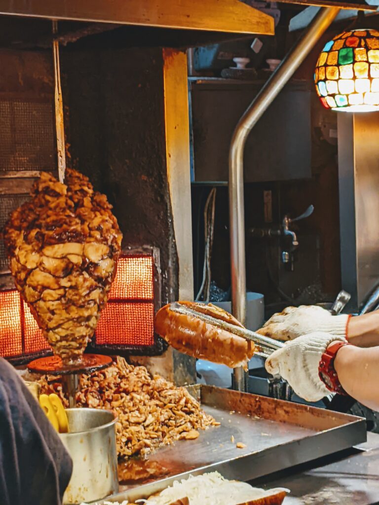 【嘉義東區美食】品盈沙威瑪:文化路夜市的排隊傳奇,看老闆如何用「耐性」打造外脆內嫩的驚喜 品盈沙威瑪-老闆在烤麵包