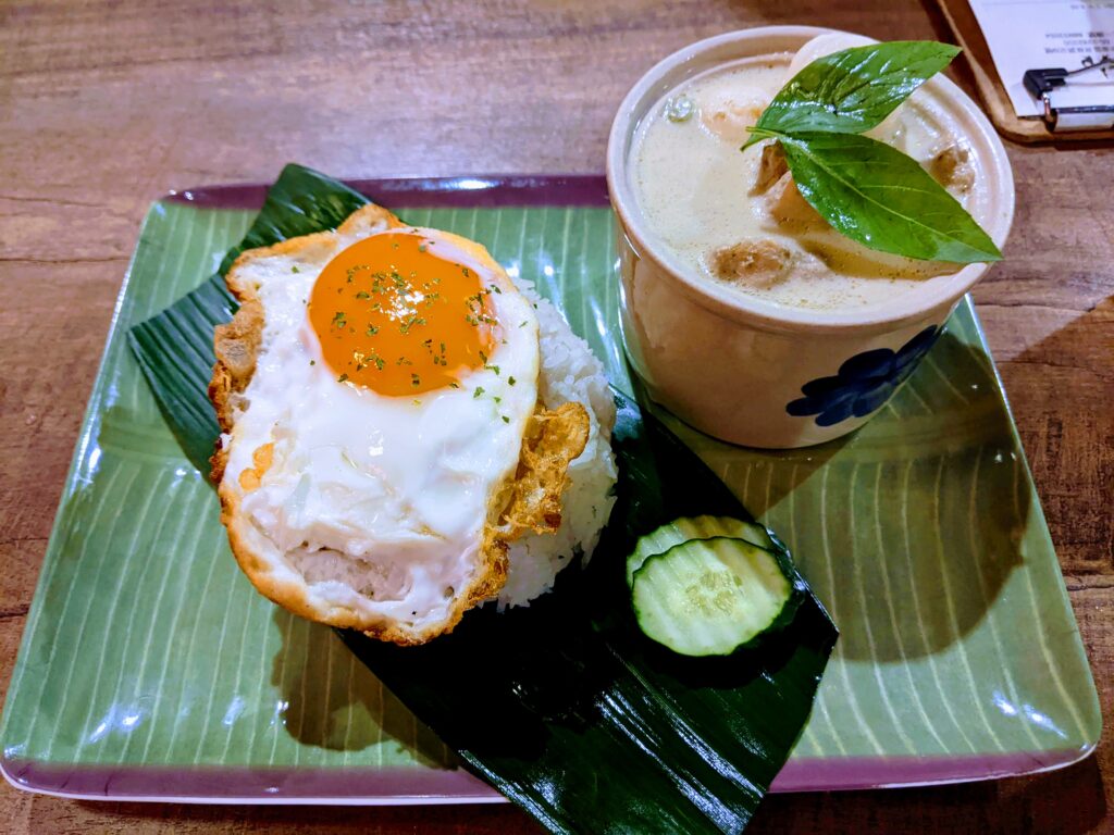 巫迦泰式風味的椰香綠咖哩雞腿肉