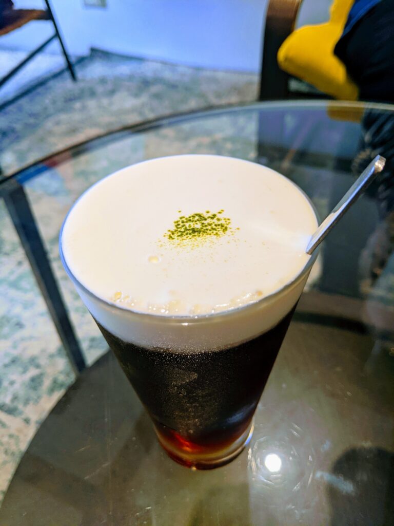 【新竹北區咖啡廳】招財咖啡:驚見水豚君鎮店!二樓貓咪天堂與卡比巴拉的雙重療癒體驗 招財咖啡的招財奶蓋紅