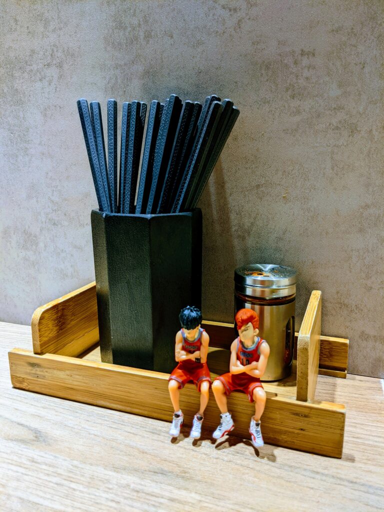 【嘉義東區美食】瀧野拉麵:震撼味蕾的家系濃厚豚骨!初訪拉麵流派的重口味挑戰 瀧野拉麵桌上可愛的擺飾